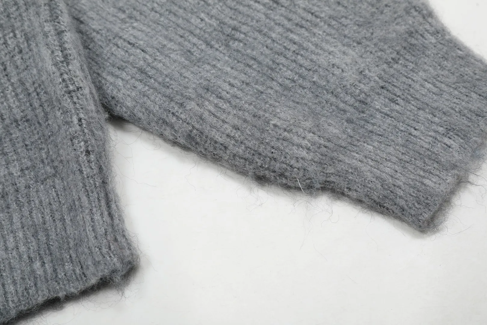 VIVI145# vivienne west wood 25 spring new three-color wool embroidered design cardigan Size: 1 yard (90-110 pounds) 2 yards (110-130 pounds) 3 yards (130-150 pounds) Color: gray yellow pink